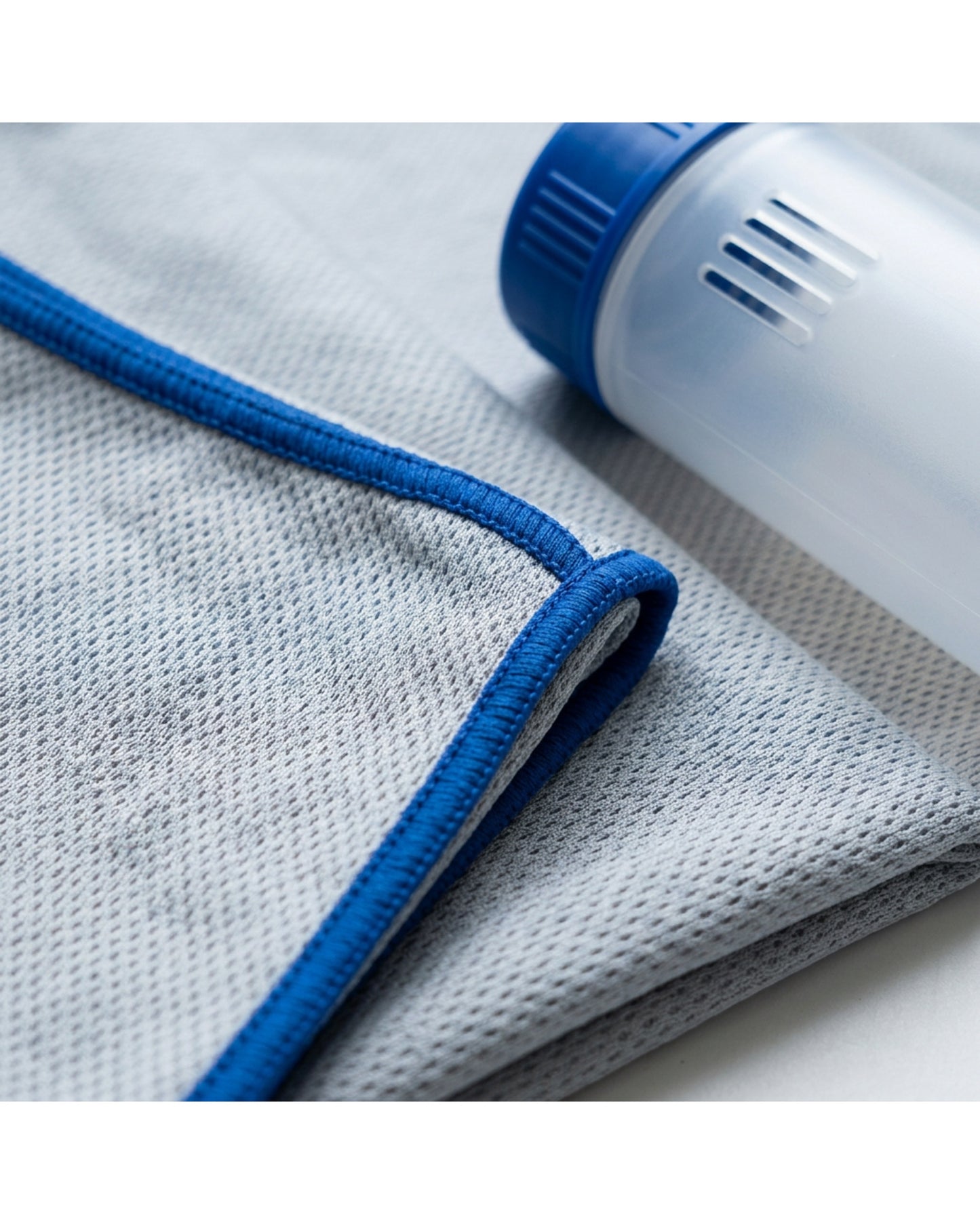 Krena Cooling Sports Towel 90 x 30 cm with Ventilated Pouch Ice Gray - Detail view
